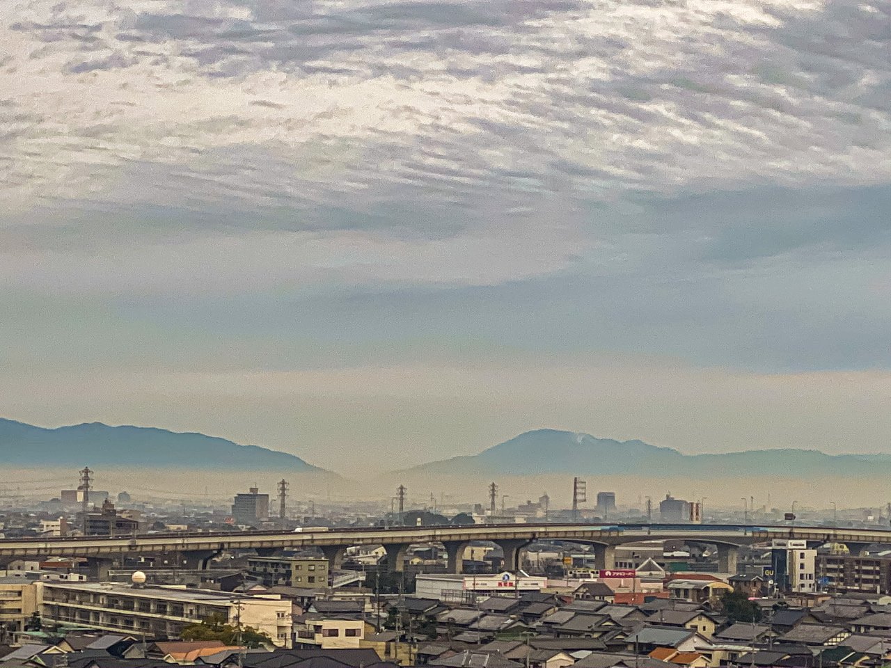 西に見えた伊吹山