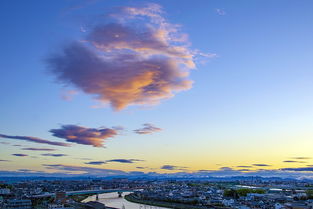 【花・空のある風景】朝焼けの雲