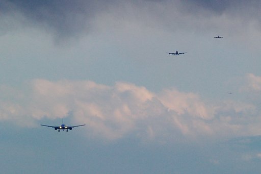【花・空のある写真】見えない電波のレールに乗って・・・
