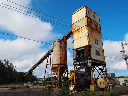 【花・空のある写真】生コン工場跡