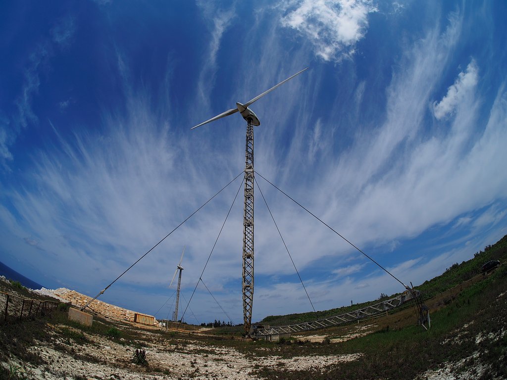 【花・空のある写真】可倒式風力発電機