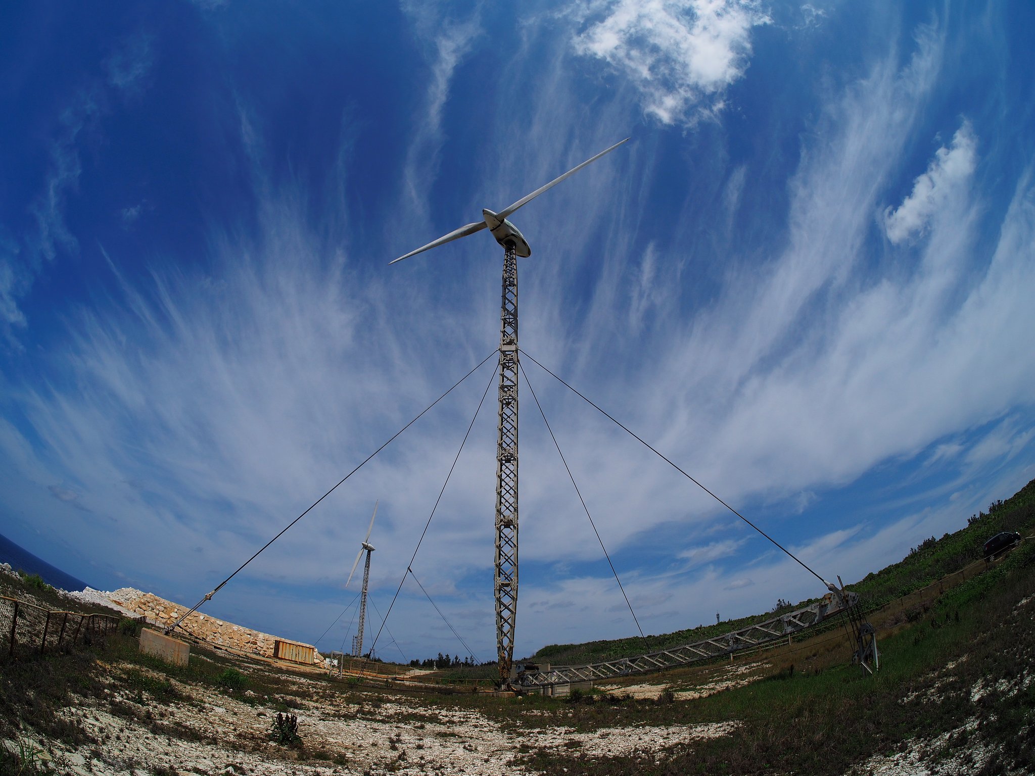 【花・空のある写真】可倒式風力発電機