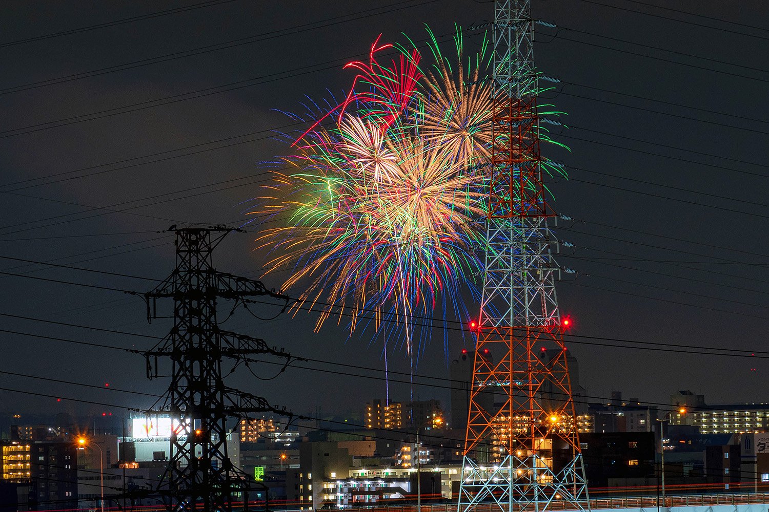 花火と鉄塔