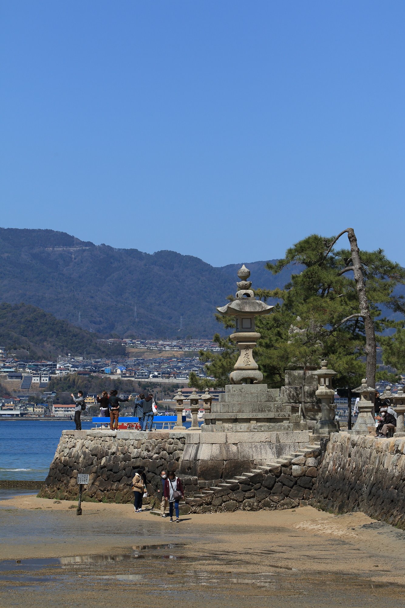 宮島海岸の石灯籠