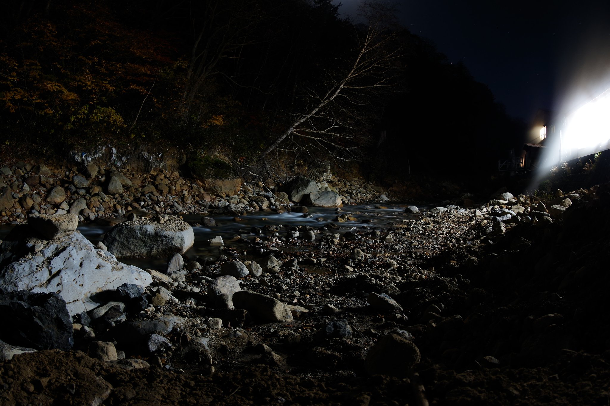 温泉宿の渓流