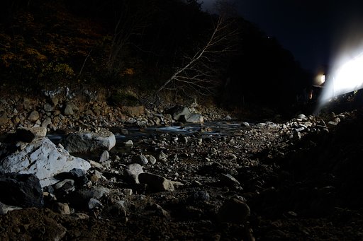 温泉宿の渓流