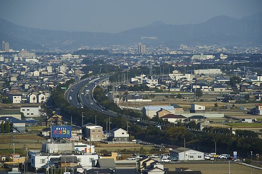 高速道路は丘の連なり