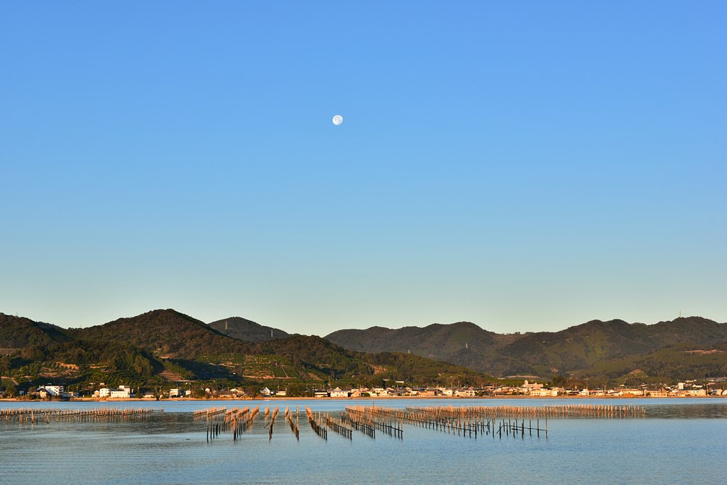 快晴の朝、西に沈む月