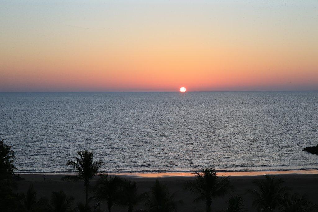 ボルネオにて（その４）南シナ海に沈む夕日