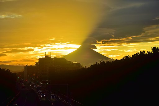 富士山噴火。