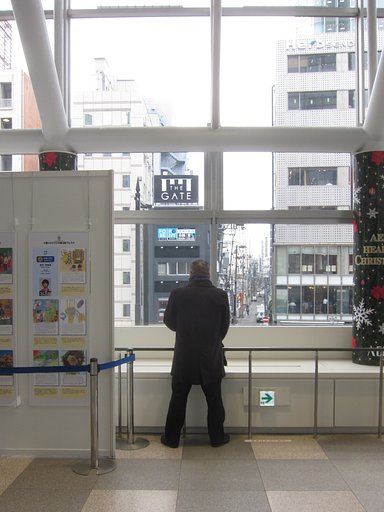 こんなところで立小便