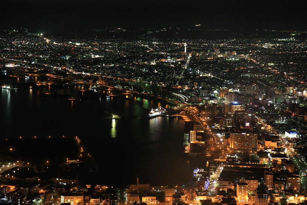 夜の港