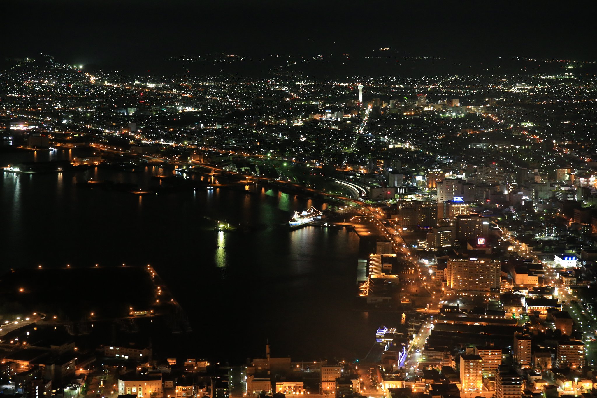 夜の港