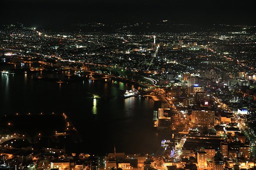 夜の港