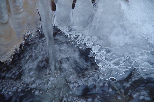 足元の氷