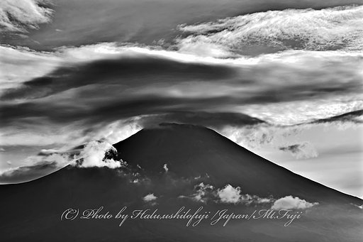 荒れる富士の山