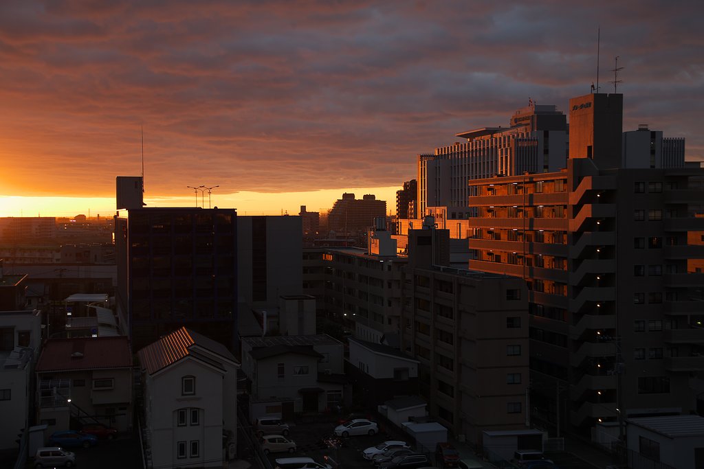 夜明けの街