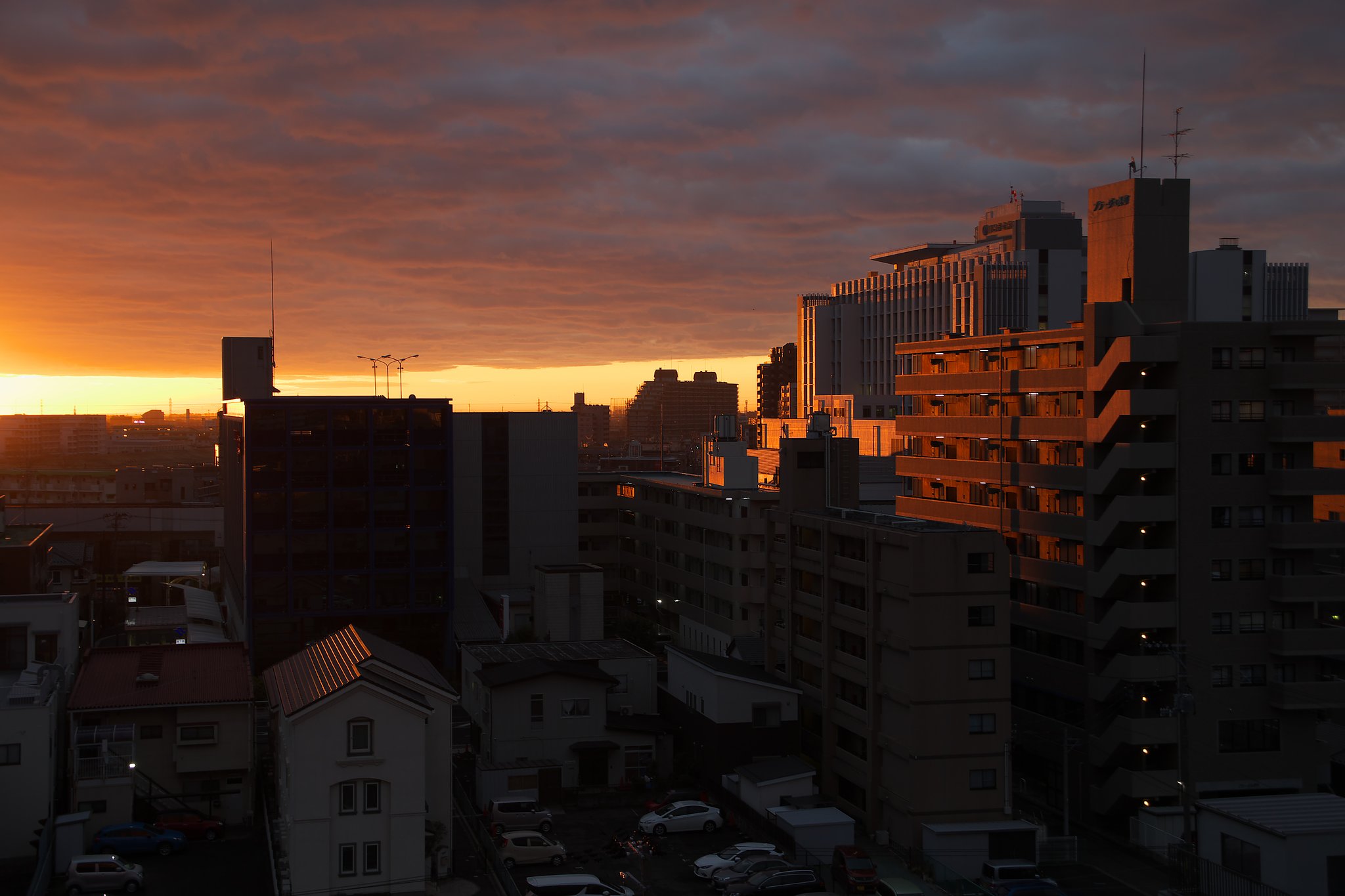 夜明けの街