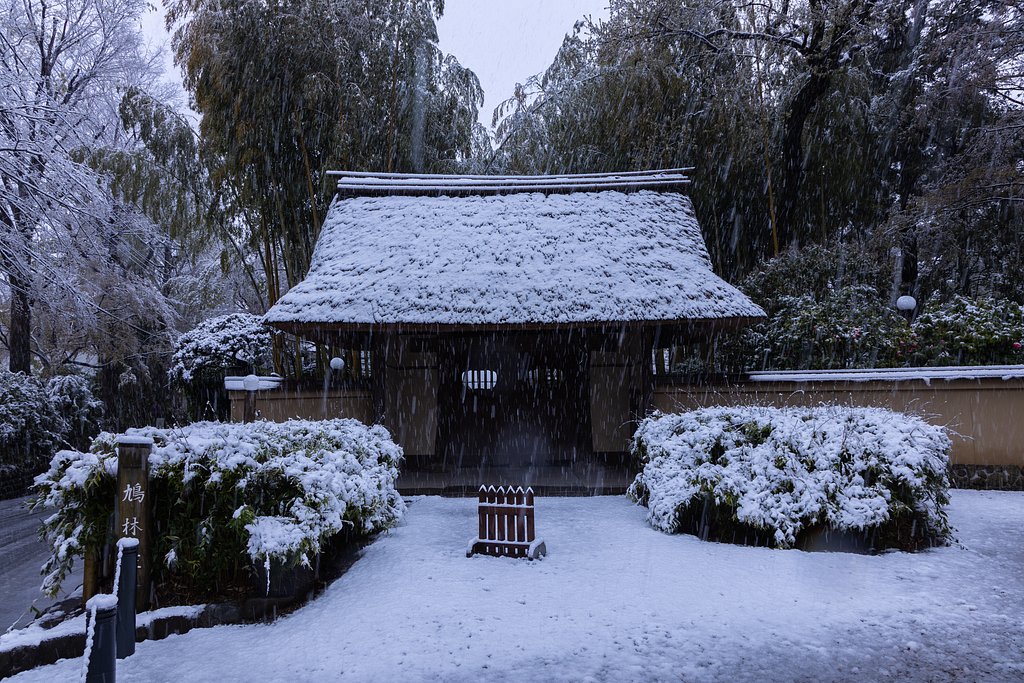 雪の茅葺き
