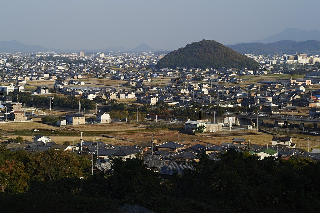 高速道路は丘の連なり