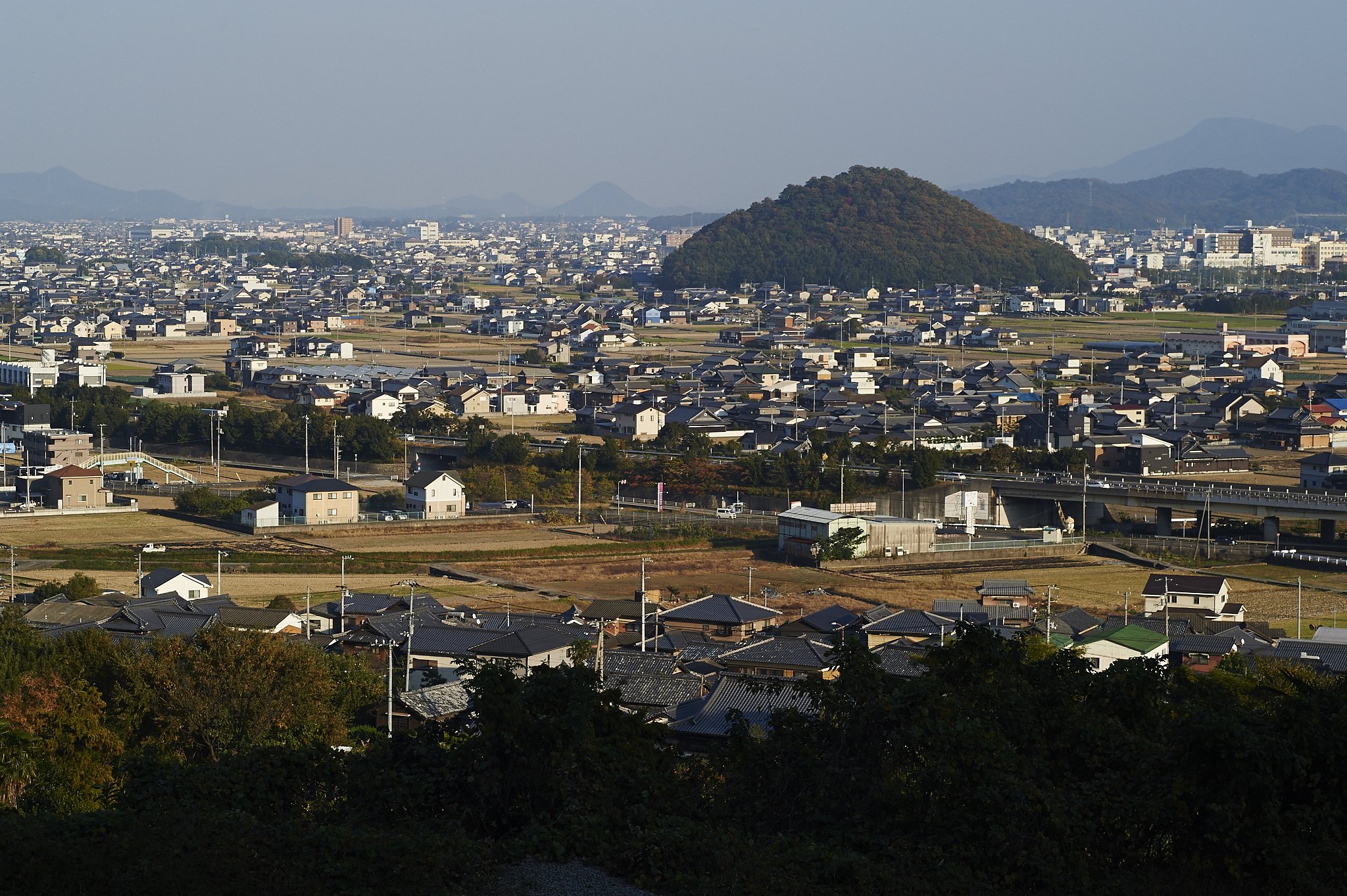 高速道路は丘の連なり