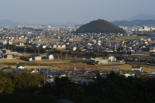 高速道路は丘の連なり