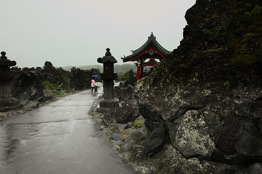 お湿りの奇岩群
