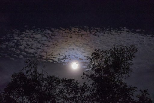 月の虹色雲