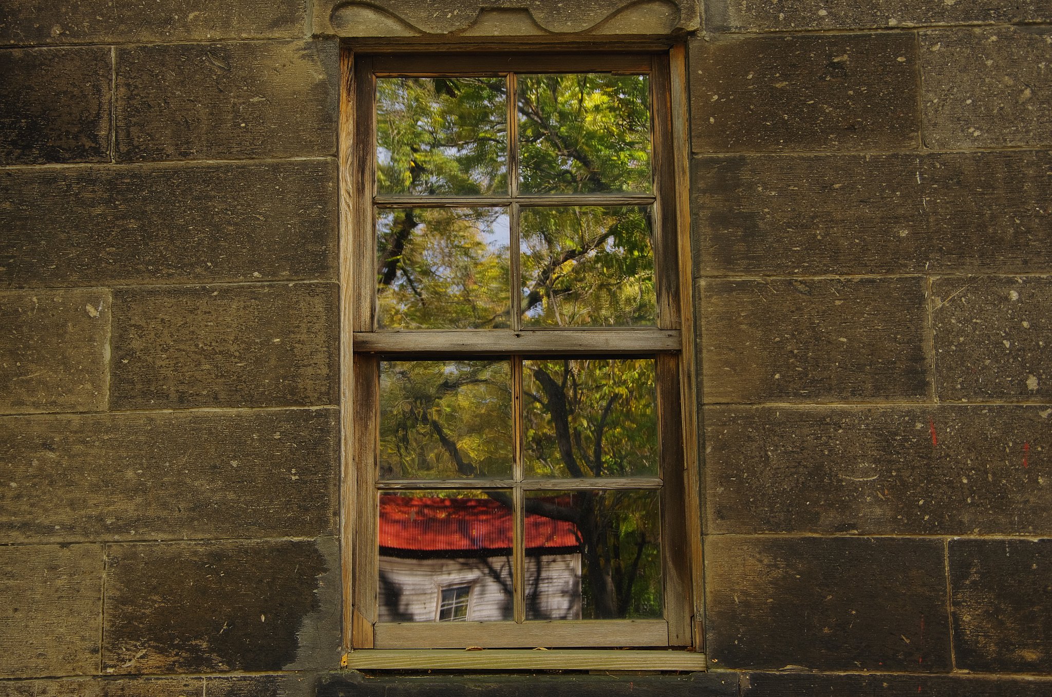 窓の中の歪んだ景色