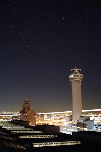 羽田空港・新旧タワーと北極星