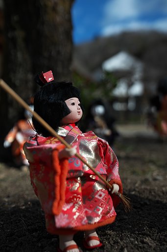 庭で遊ぶ