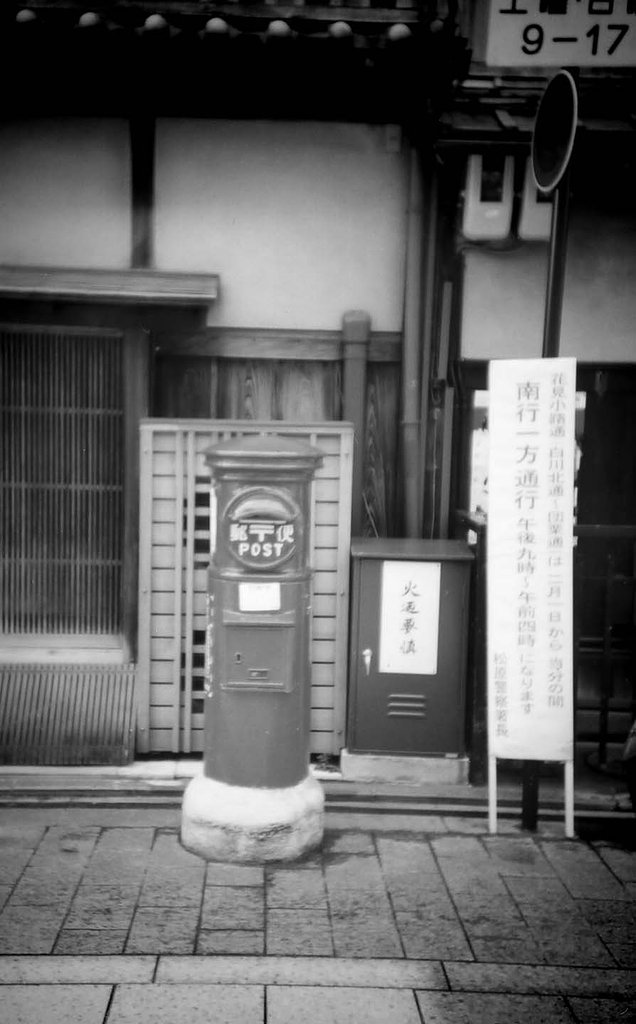 モノクロのポストです・・・