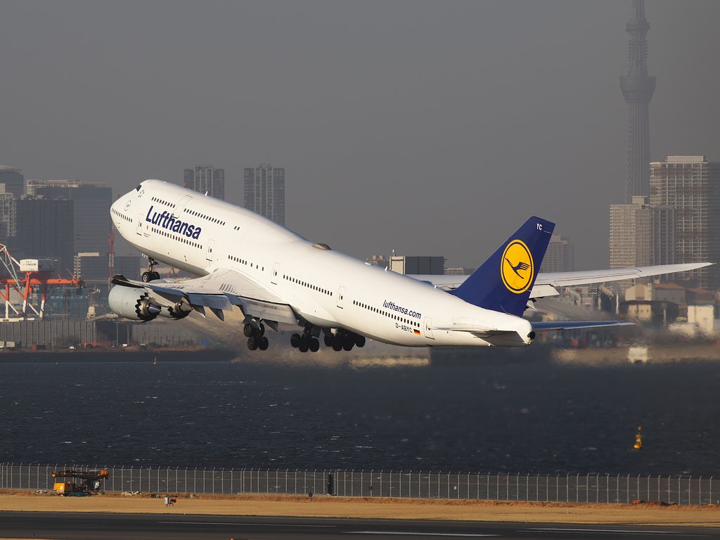 Lufthansa B747-8