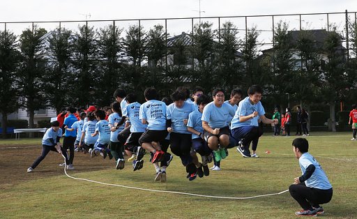 真剣に跳ぶとみんなグーを握る