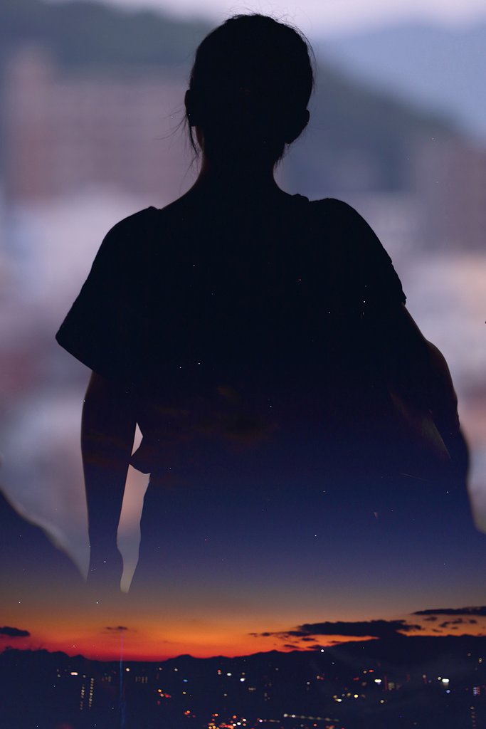 美女シルエットに夕焼けグラデと星空ぽつぽつ