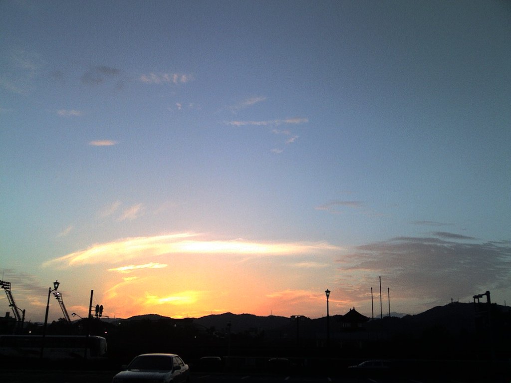 強風の晴天日、落日は美しい