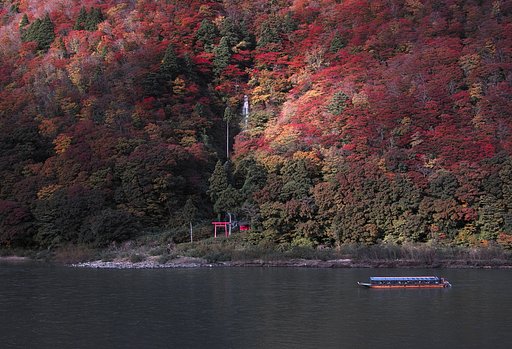 白糸の滝と紅葉
