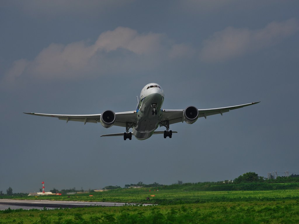 へっぽこ離島空港にB787が