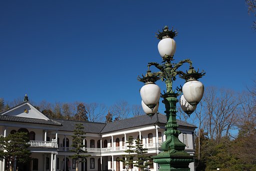 二重橋飾電燈と旧三重県庁舎
