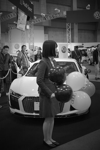 黒白写真 輸入車ショー1
