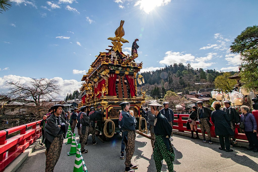 春の高山祭