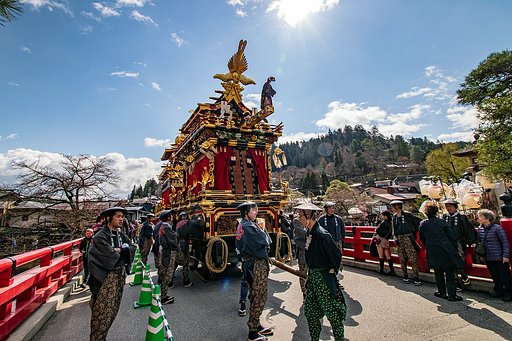 春の高山祭