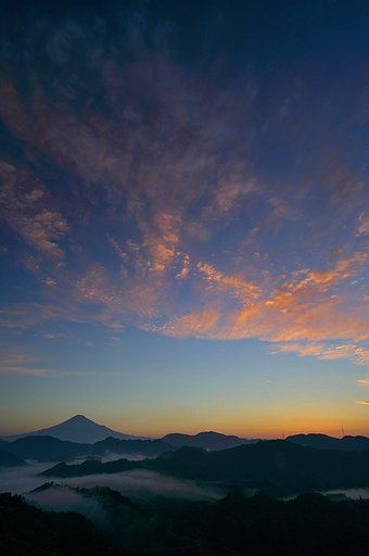 日の出前の空