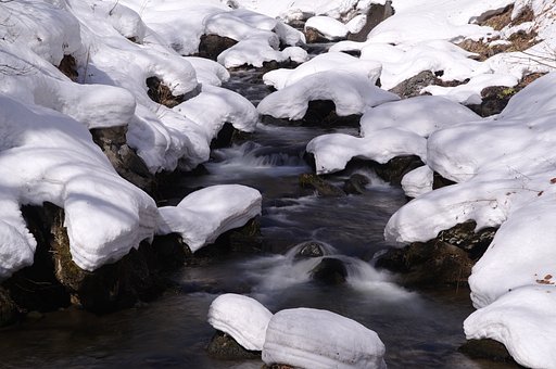雪解けの流れ
