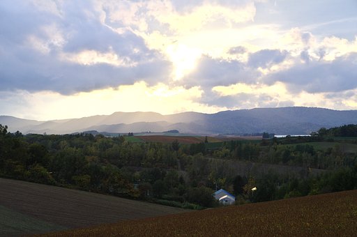 雲間から夕陽が