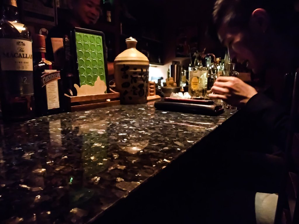 深夜のショットバー