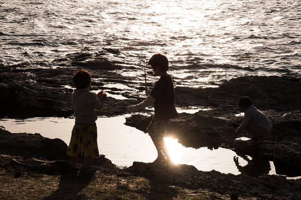 春の海で遊ぶ