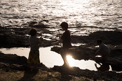 春の海で遊ぶ