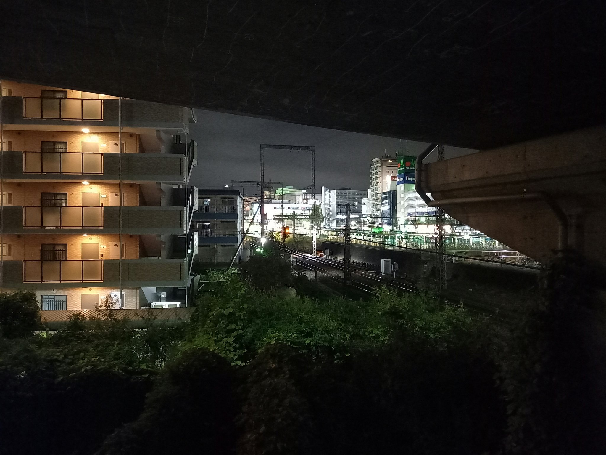 高架下から眺める街