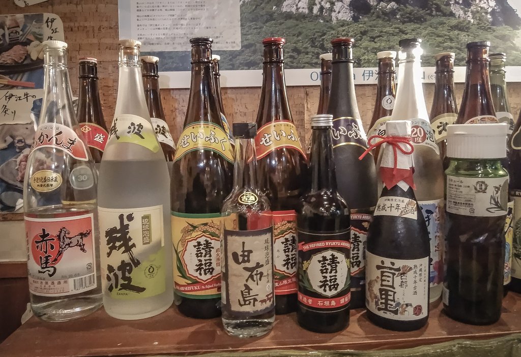居酒屋の酒棚